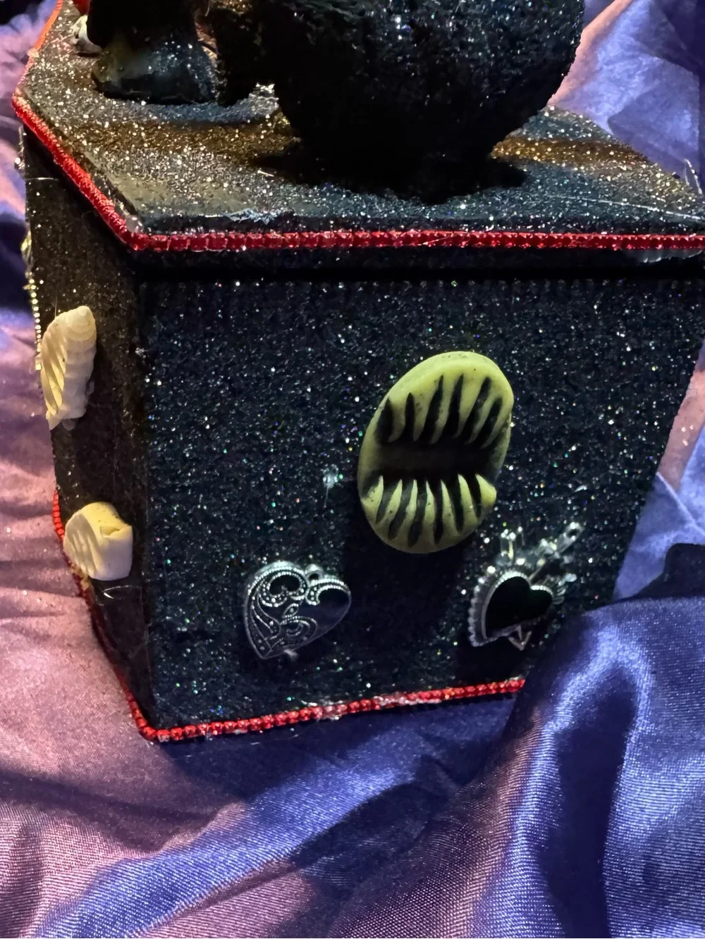 Glitter Skull & Horn Coffin trinket box - Black and Red